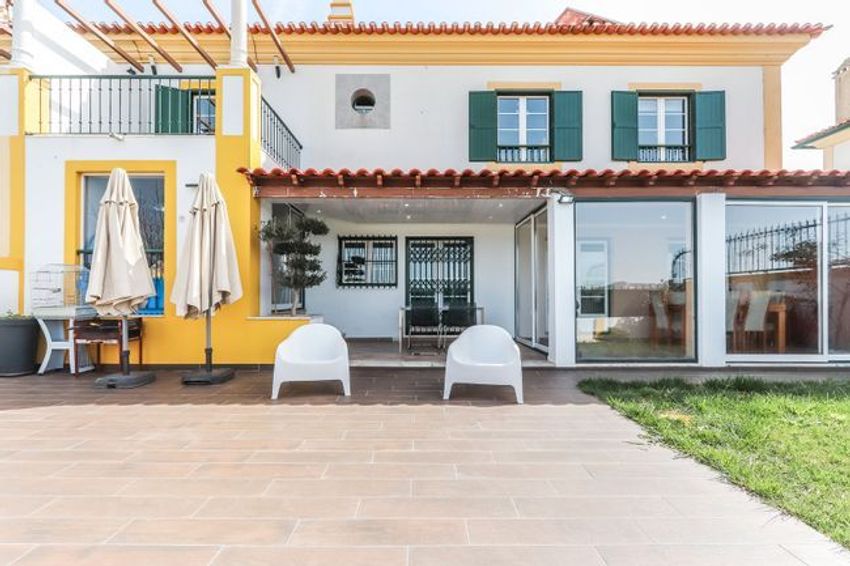 小楼房或独栋别墅出售在Praceta Santo António