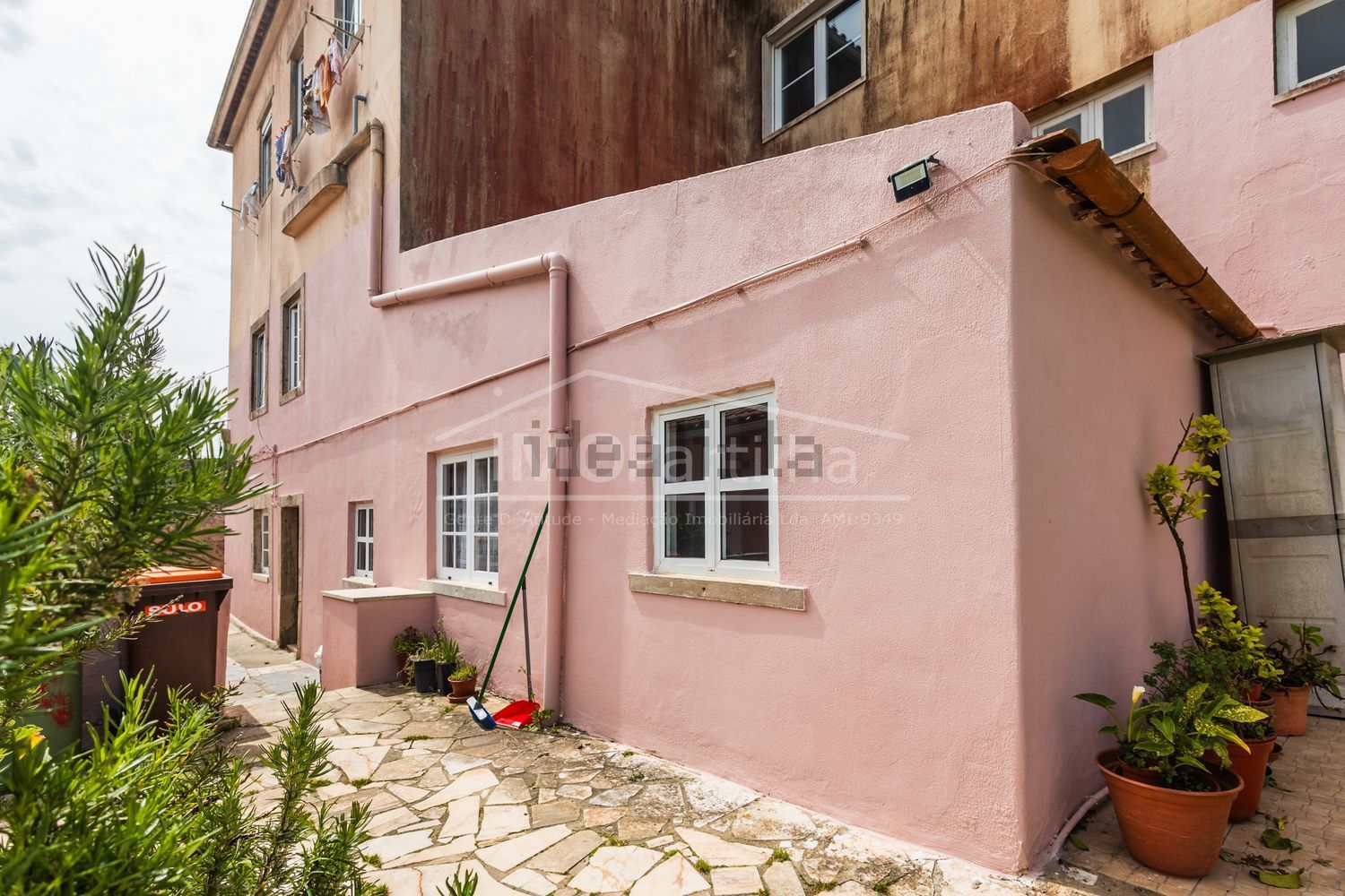 小楼房或独栋别墅出售在Rua Serpa Pinto - 外立面