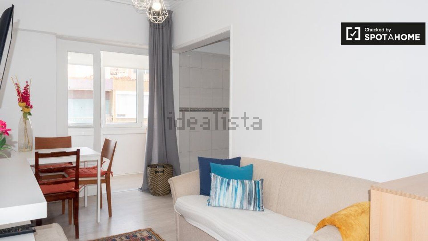 出租房间在Rua Elias Garcia - 客厅