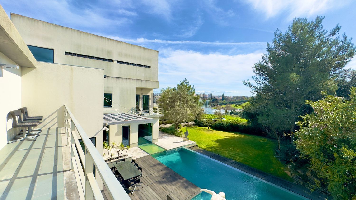 小楼房或独栋别墅出售在Rua B1 da Quinta dos Alcoutins, 10 - 游泳池