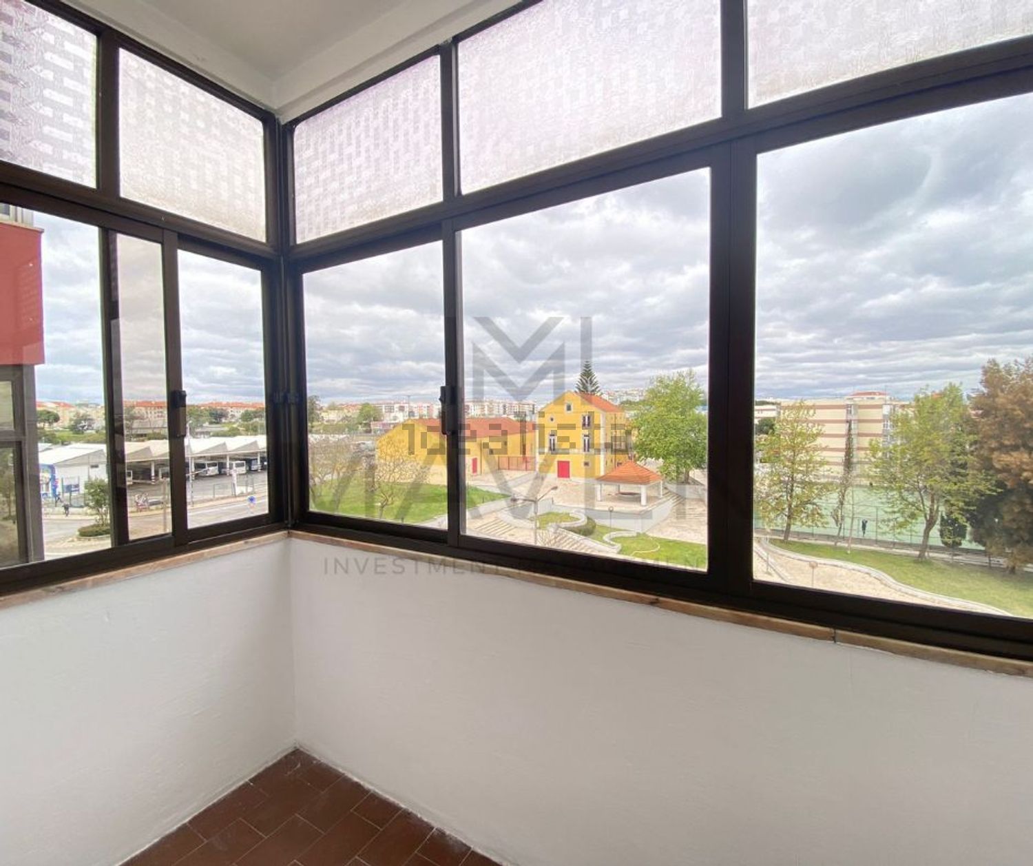 出租顶层公寓在Avenida Professor Rui Luís Gomes - 阳台