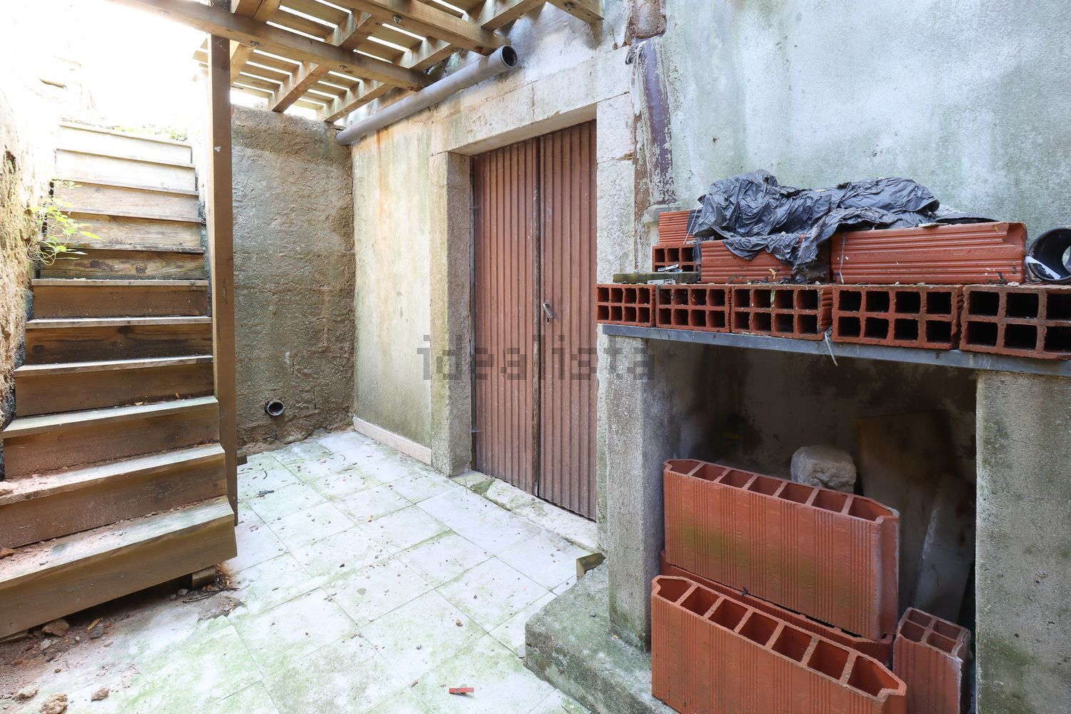 小楼房或独栋别墅出售在Rua do Pocinho - 地下室