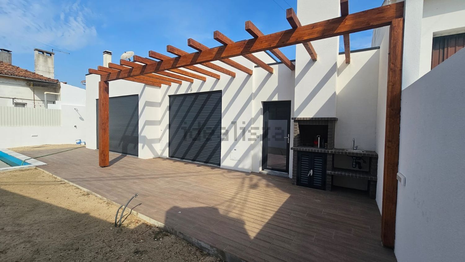 小楼房或独栋别墅出售在Rua José Malhoa, 17 - 外立面