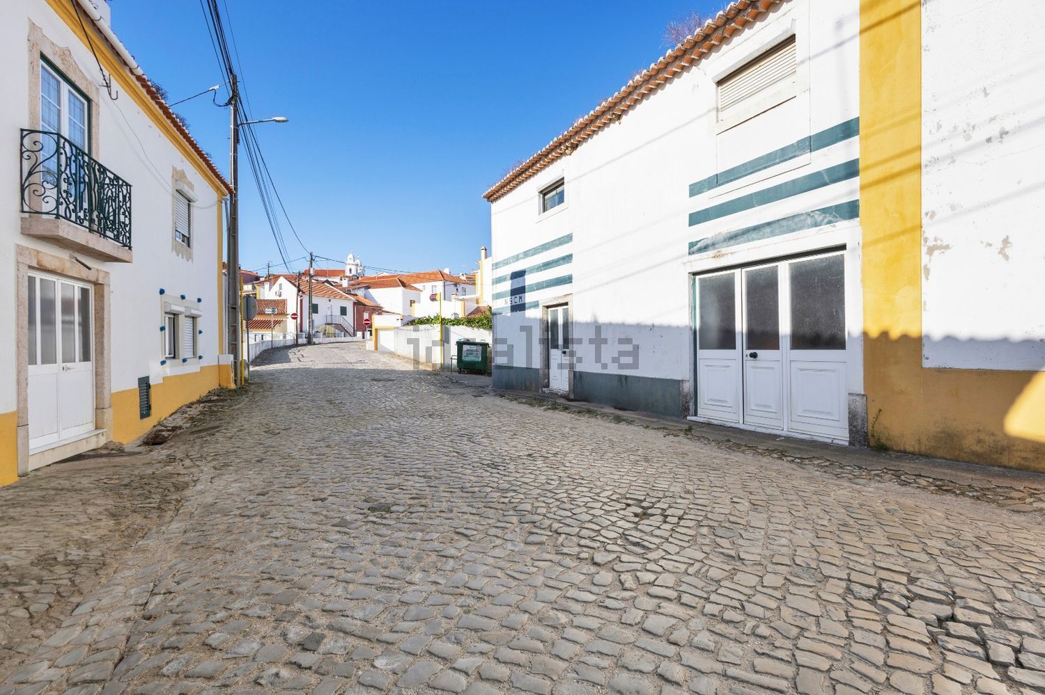 小楼房或独栋别墅出售在Rua Direita - 视线