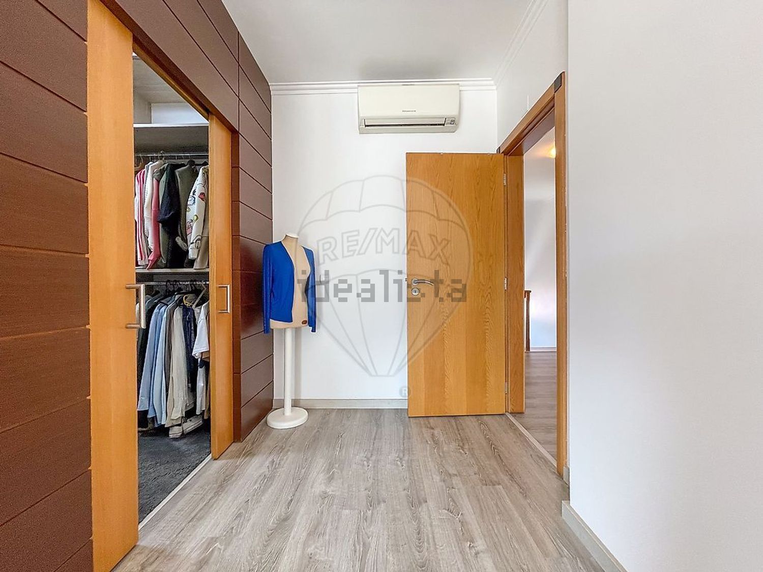 小楼房或独栋别墅出售在Rua Juncal - 试衣间