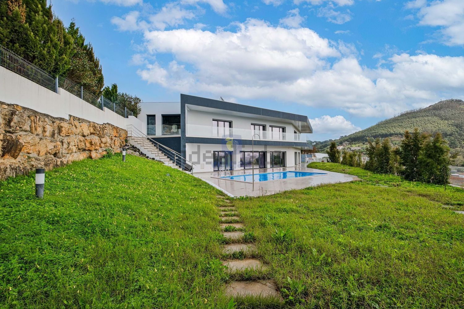 小楼房或别墅出售在Lousa - 外立面