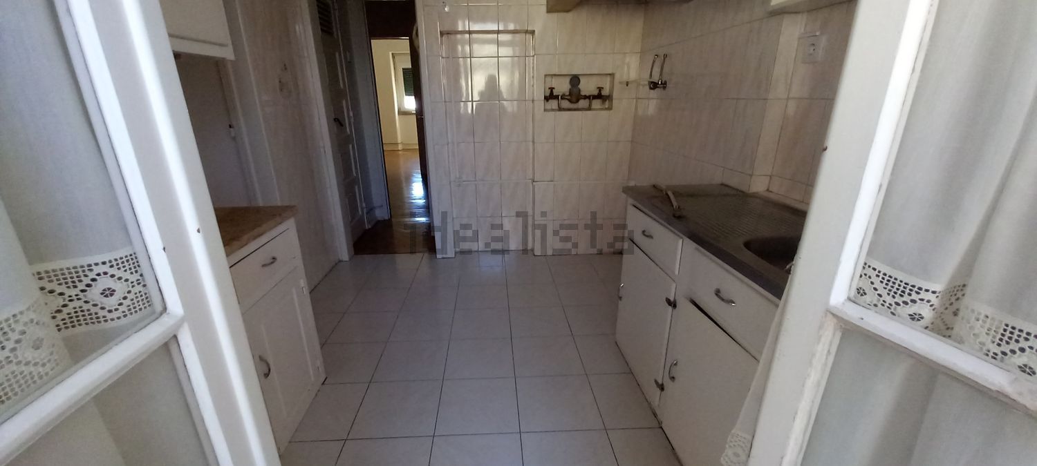 出租公寓 t3在Rua 1º de Maio s/n - 厨房