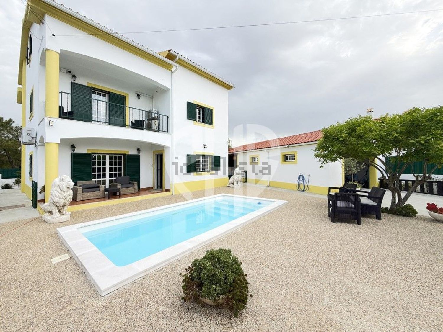 小楼房或独栋别墅出售Cm1029 - 游泳池