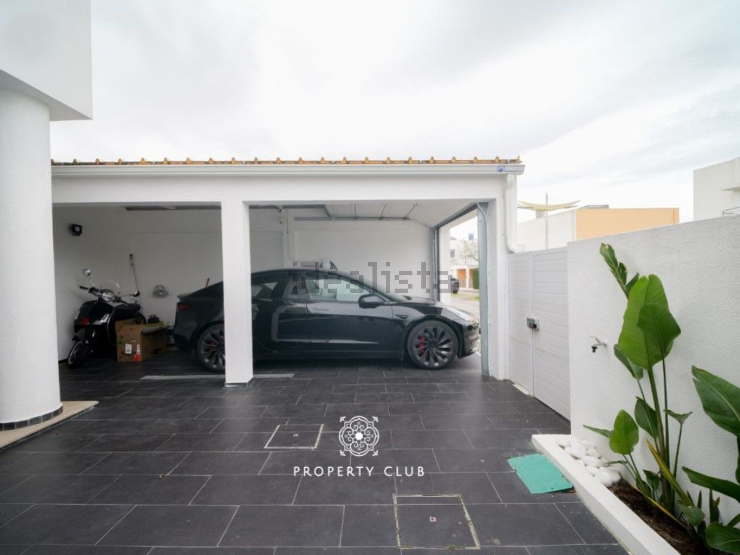 小楼房或独栋别墅出售在Rua Dórdio Gomes - 停车位