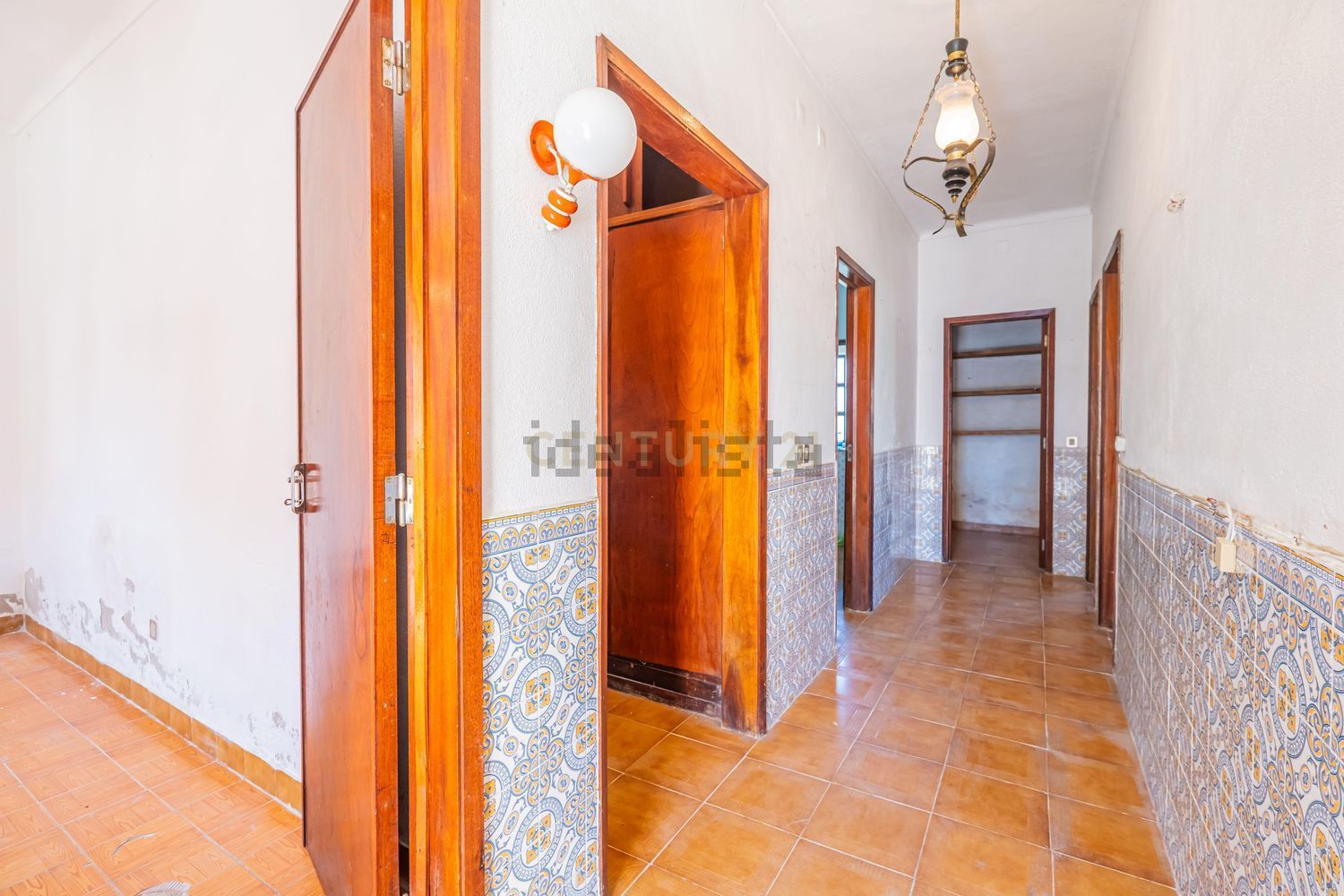 小楼房或独栋别墅出售在Rua General Humberto Delgado, 6 - 过道