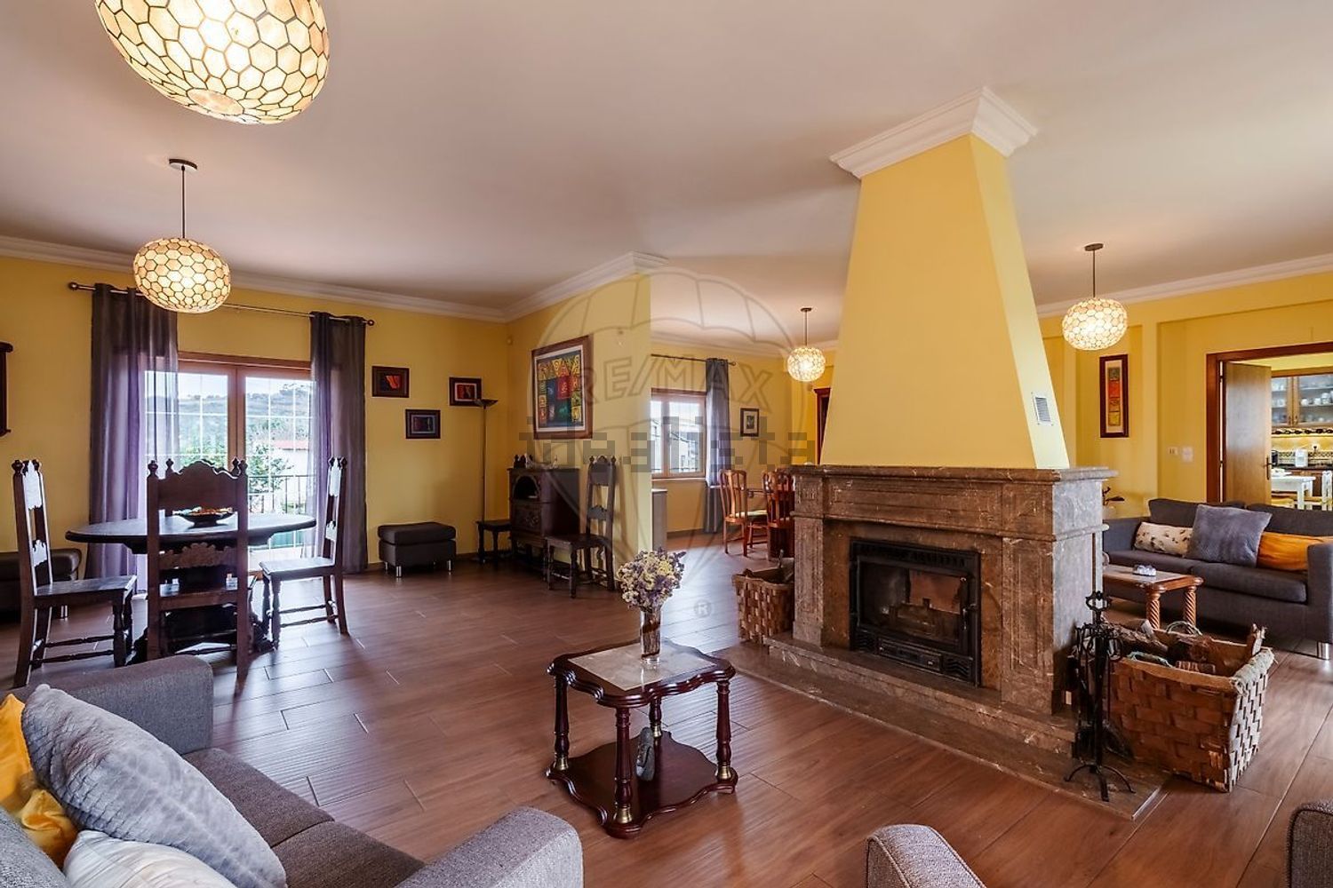 小楼房或独栋别墅出售在Estrada de Paços - 客厅