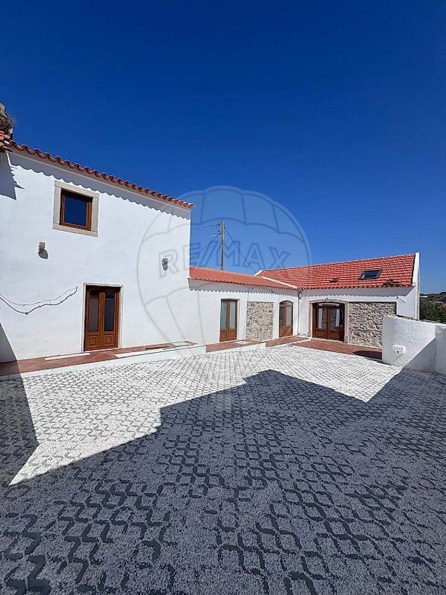 小楼房或独栋别墅出售在Rua da Ribeirinha