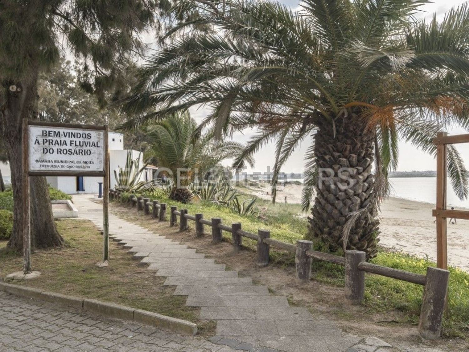 小楼房或独栋别墅出售在Moita - 花园