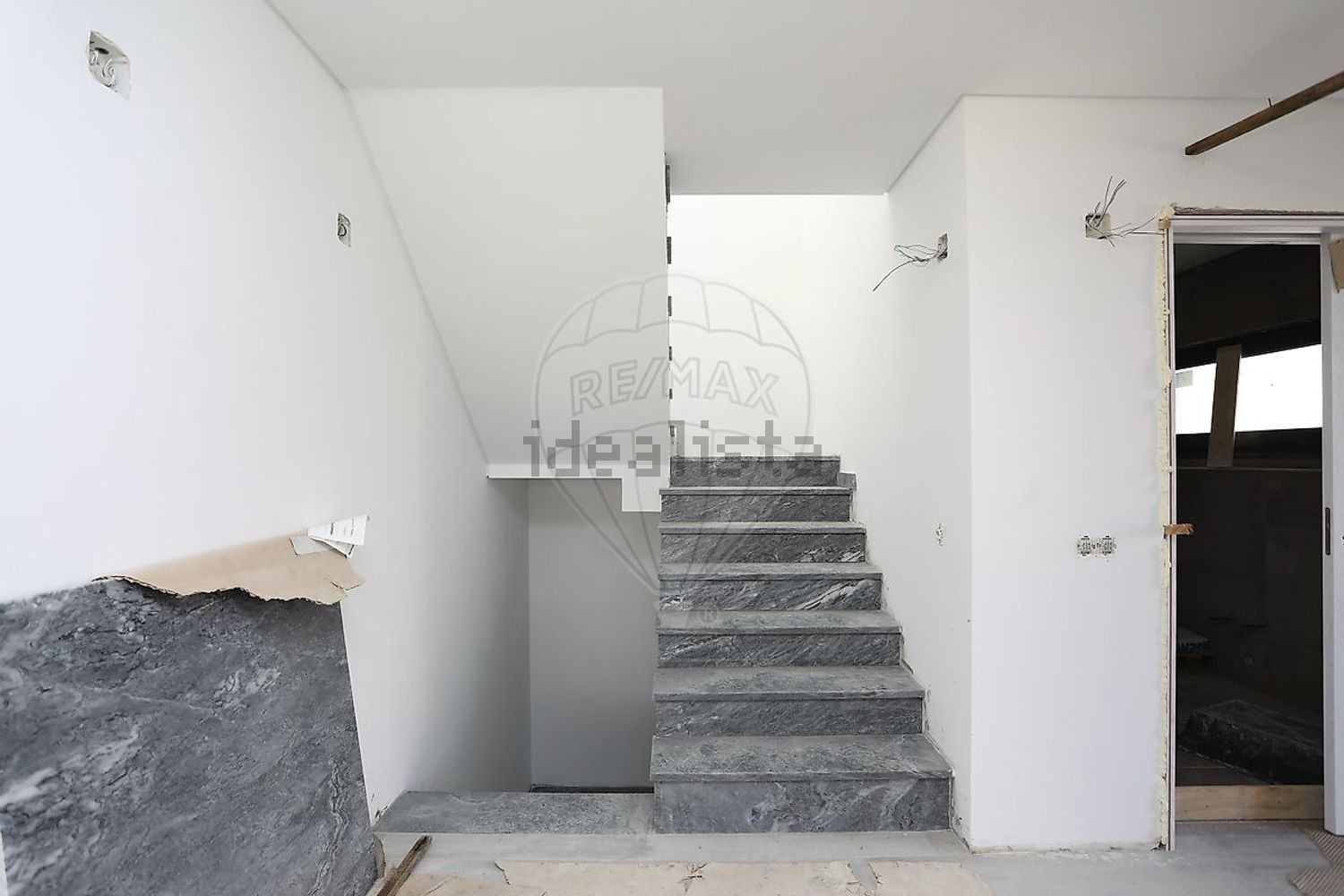 小楼房或独栋别墅出售在Rua das Flores - 详情