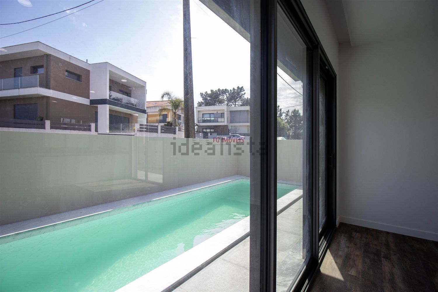 小楼房或独栋别墅出售在Rua das Olaias - 游泳池