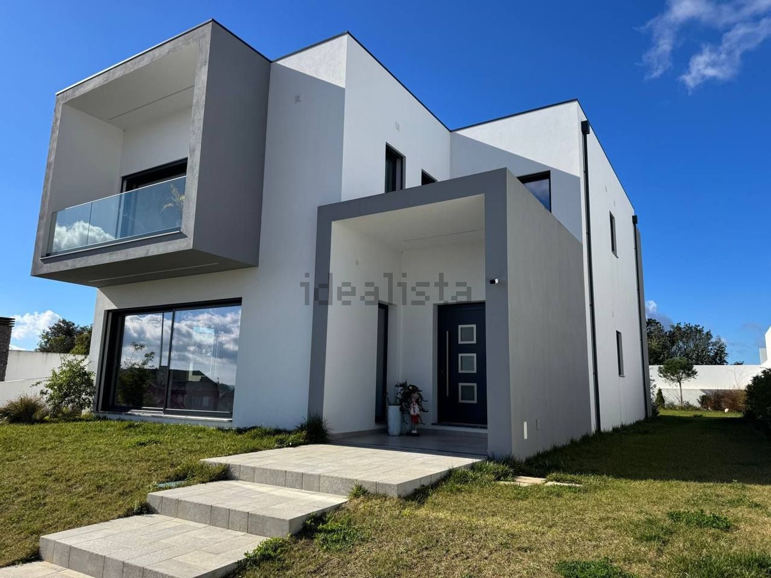 小楼房或独栋别墅出售在Avenida Movimento das Forças Armadas, 8 - 外立面