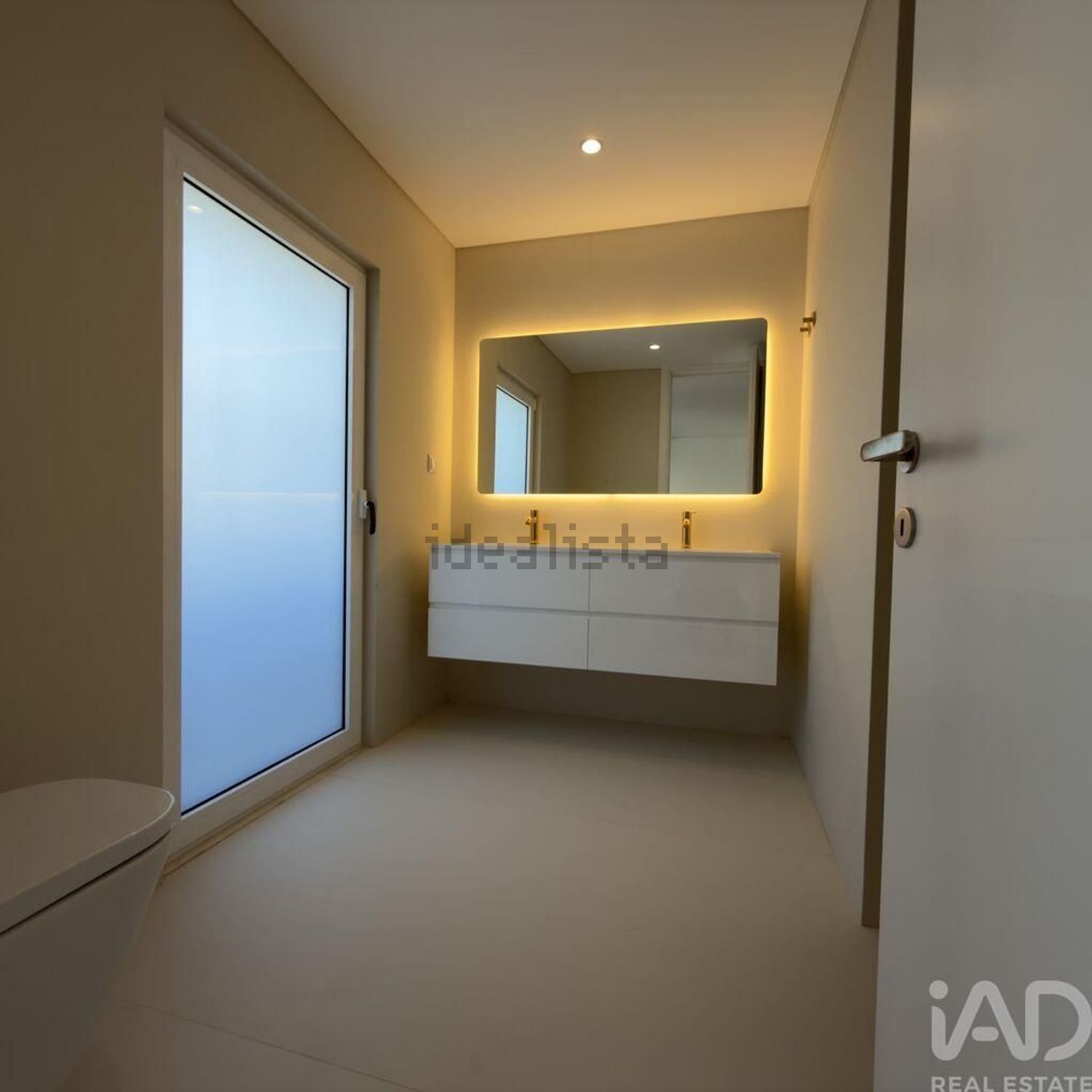 小楼房或独栋别墅出售在São Pedro do Estoril - 停车位