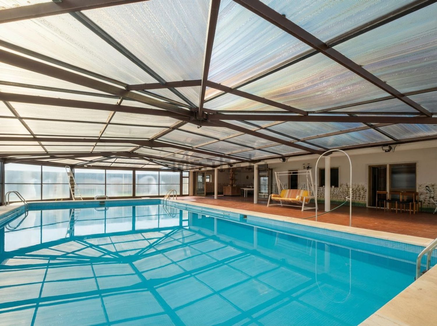 小楼房或独栋别墅出售在Rua Principal - 游泳池