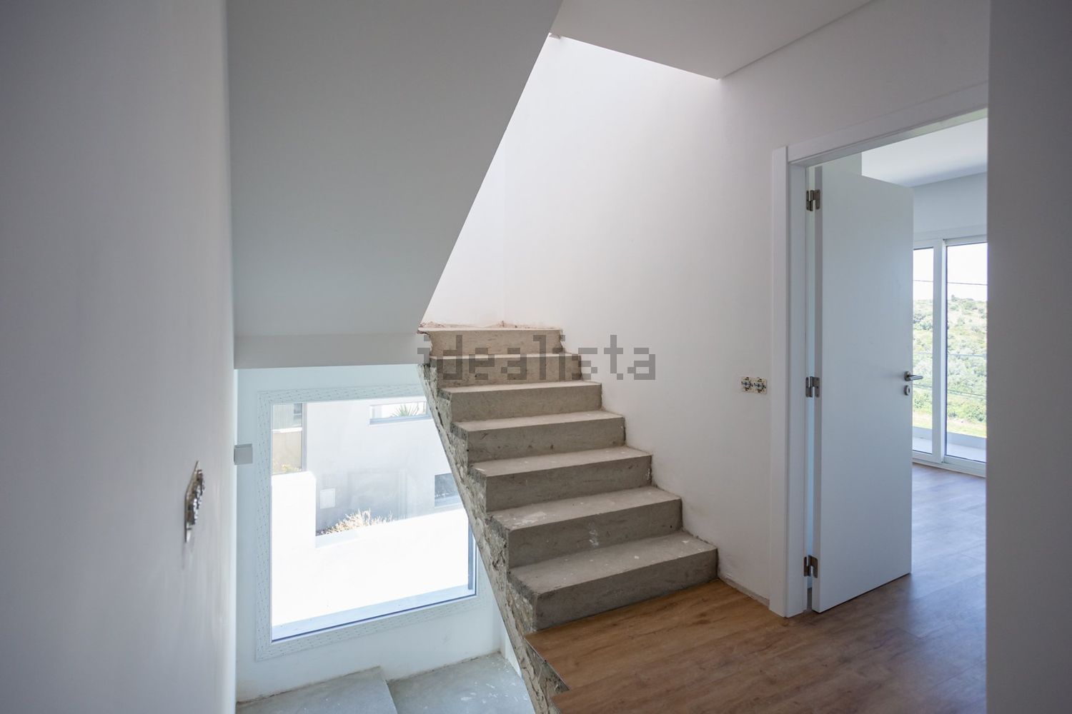 双拼别墅出售在Avenida Raul Brandão - 楼梯