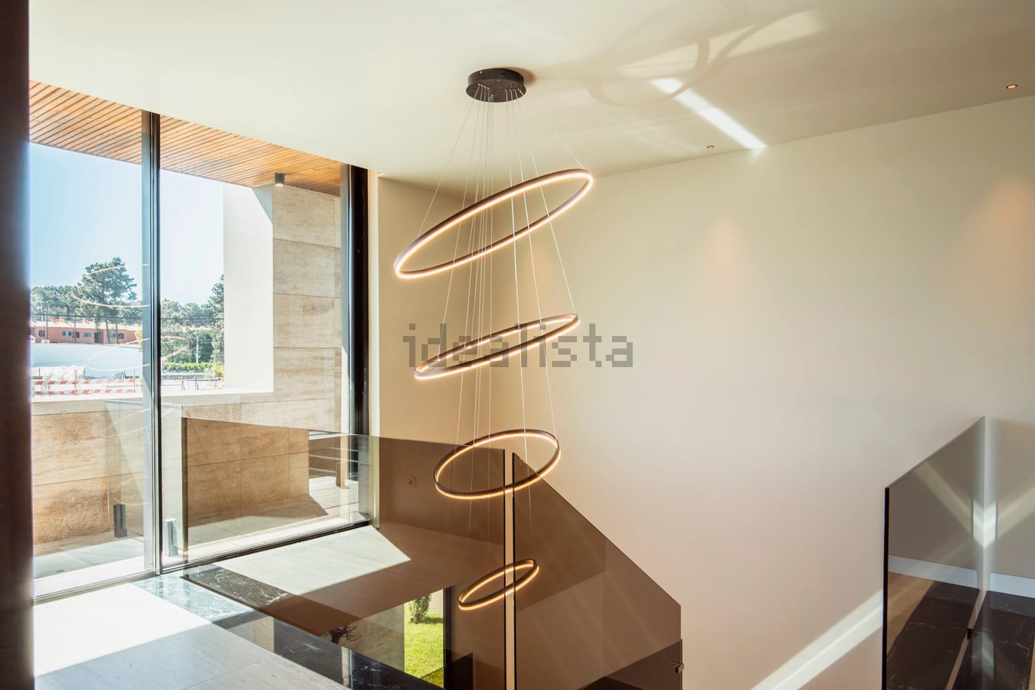 小楼房或独栋别墅出售在Avenida do Mar - 楼梯