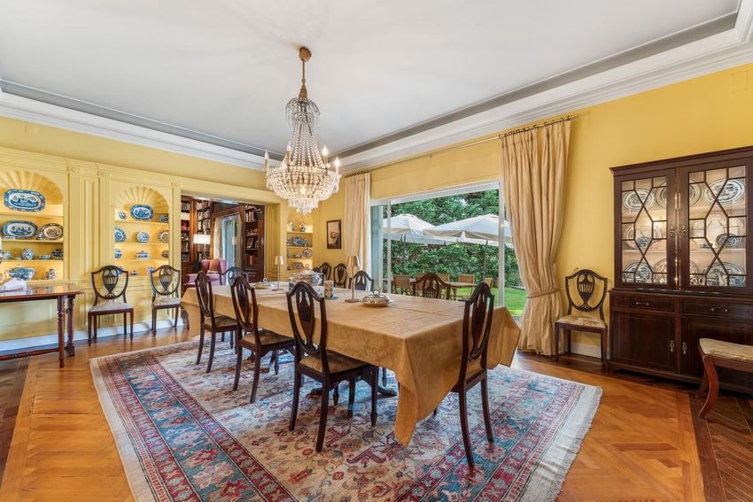 小楼房或独栋别墅出售在Avenida Marechal Carmona