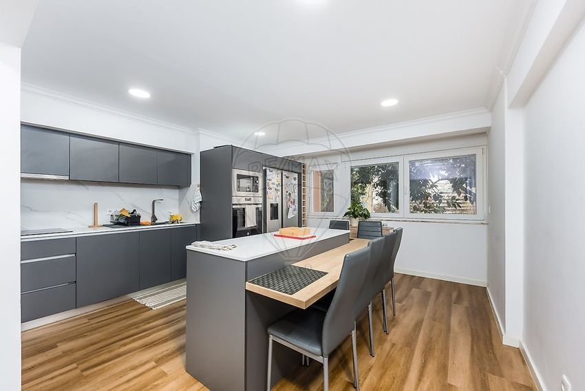 公寓 t4出售在Rua Capitão Tenente Oliveira e Carmo