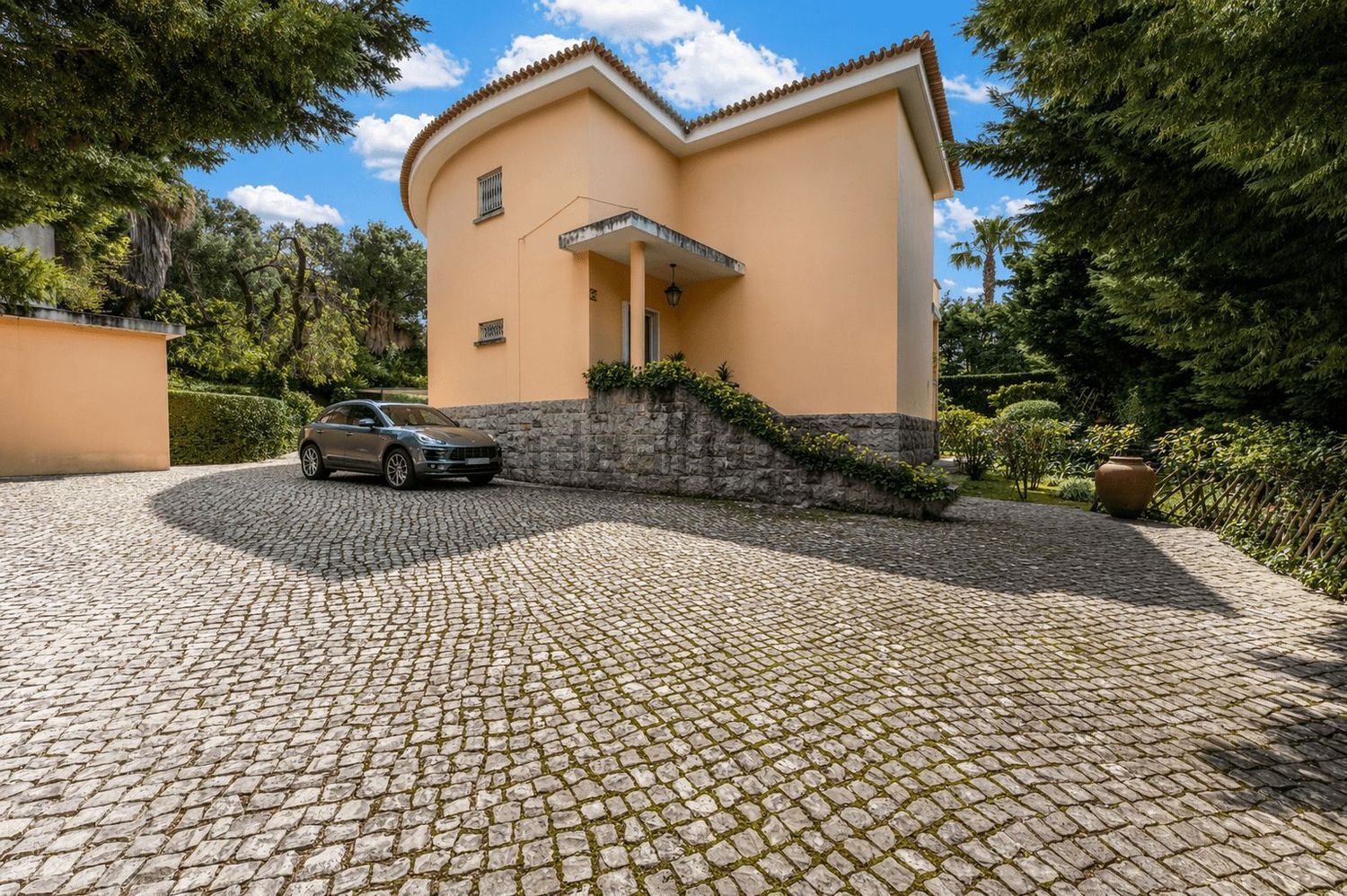 小楼房或独栋别墅出售在Avenida Marechal Carmona - 外立面