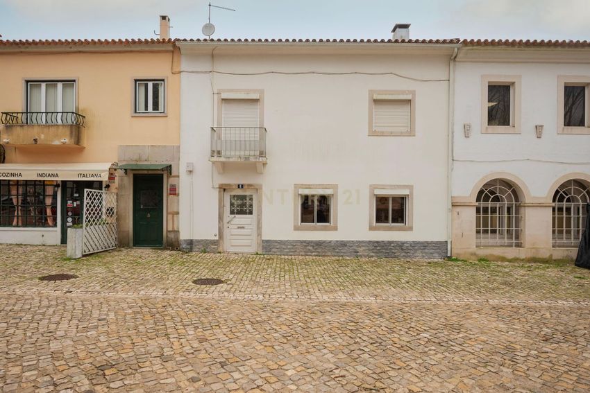 小楼房或独栋别墅出售在Praça Dom Fernando II, 6