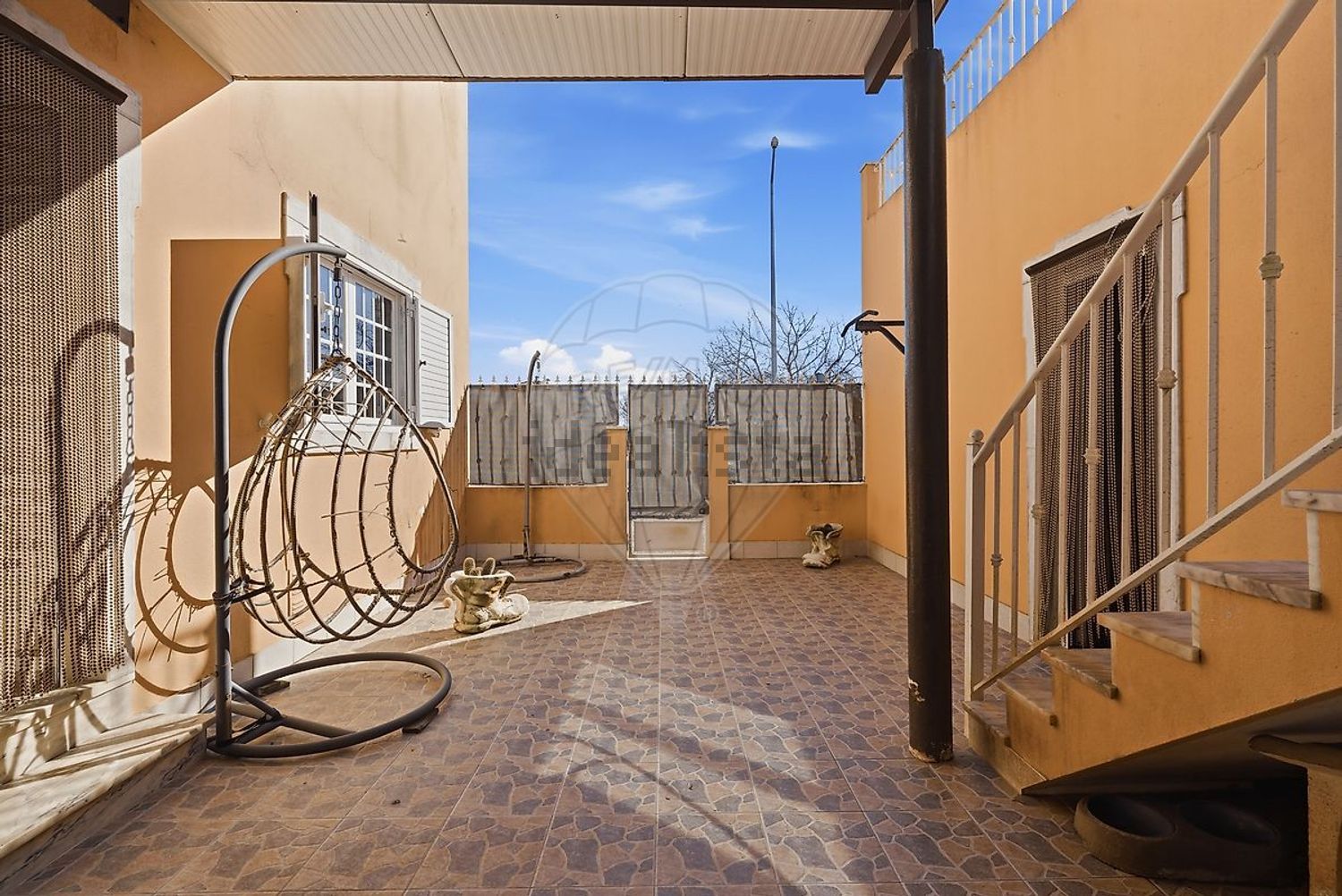 小楼房或独栋别墅出售在São Quintino - 阳台