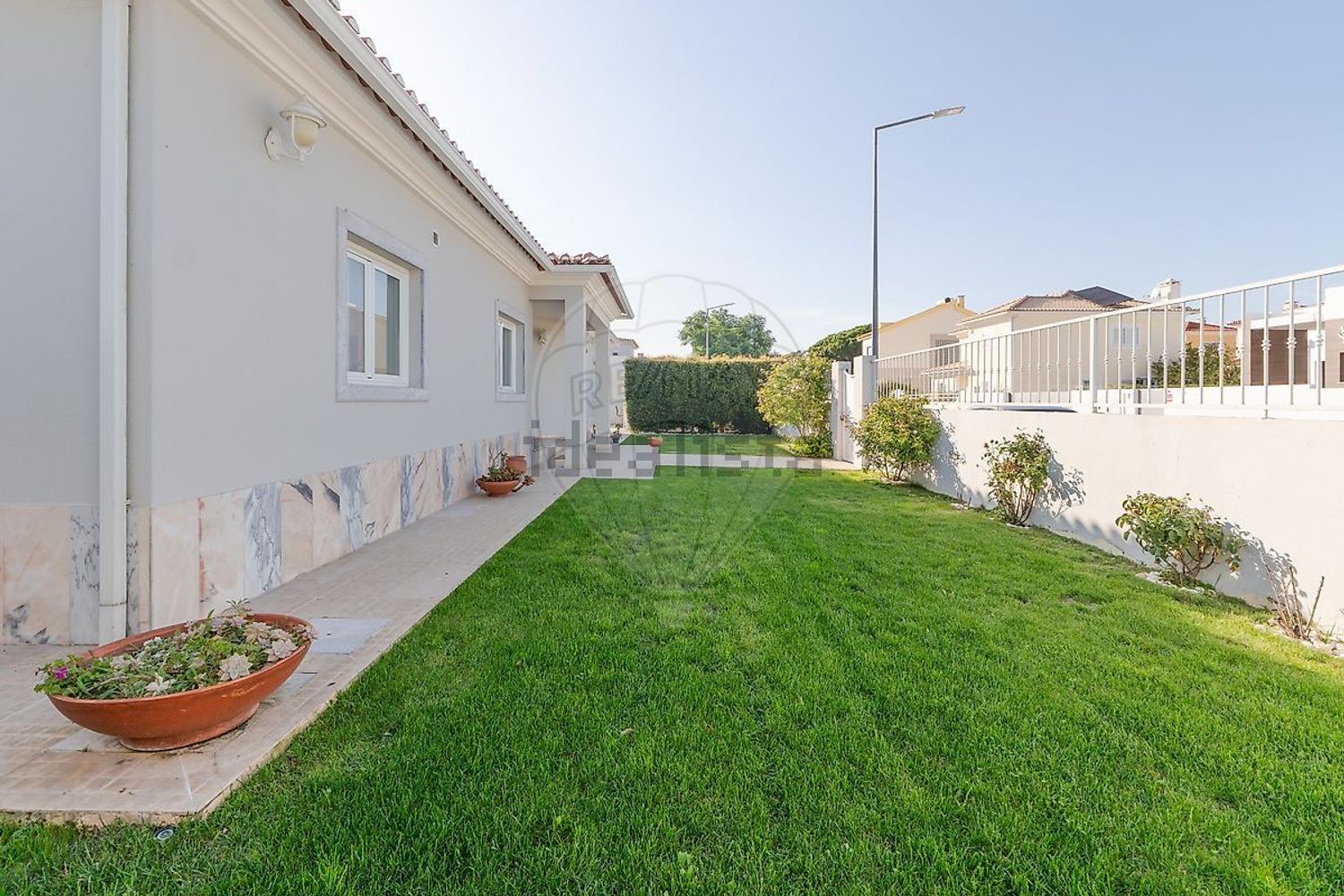 小楼房或独栋别墅出售在Rua do Rosmaninho - 外立面