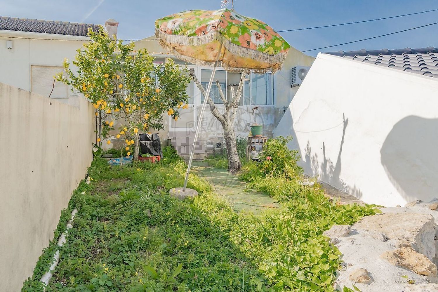 小楼房或独栋别墅出售在Rua das Flores - 花园