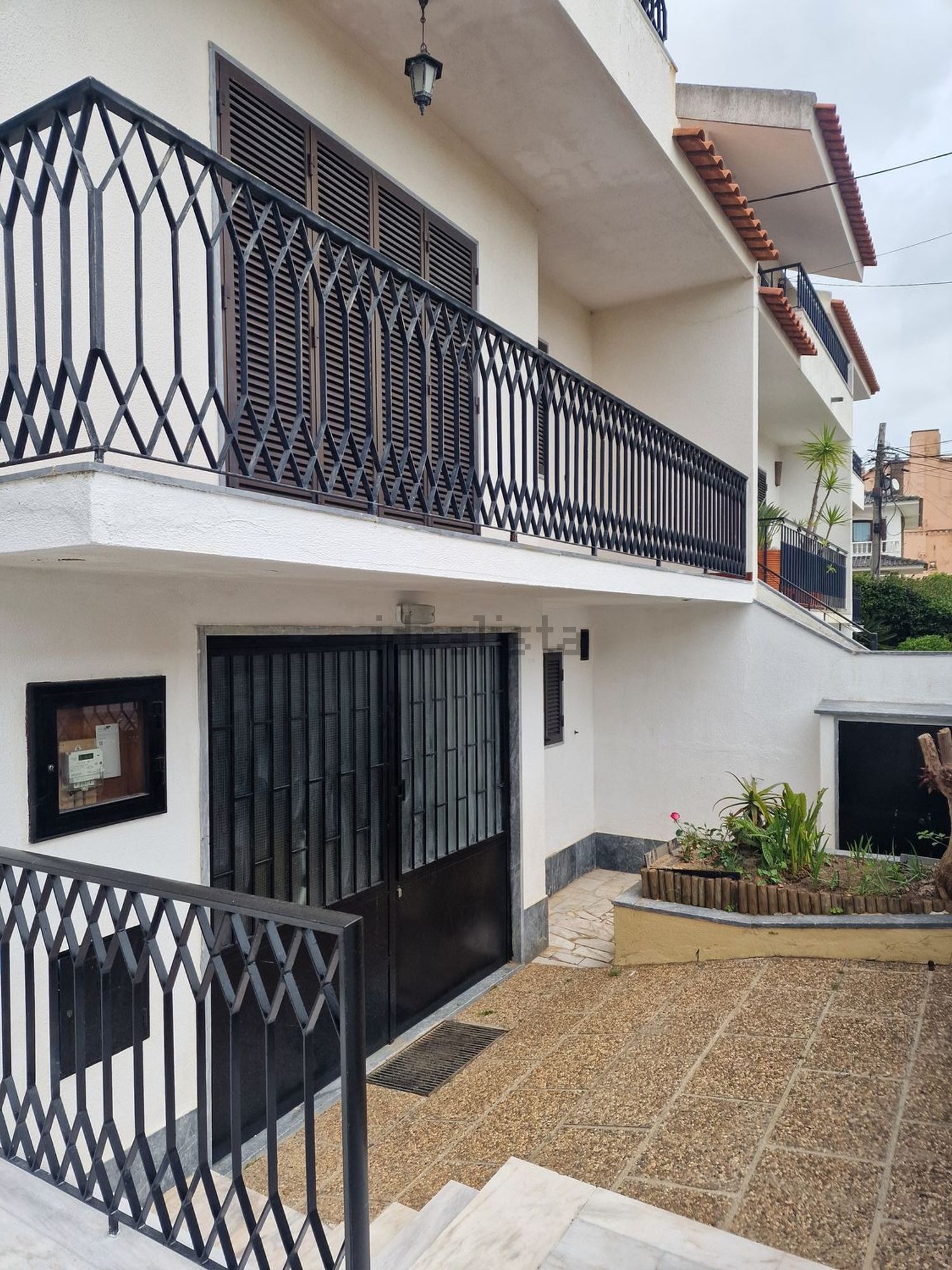 双拼别墅出售在Rua Fernando Namora, 6 - 外立面