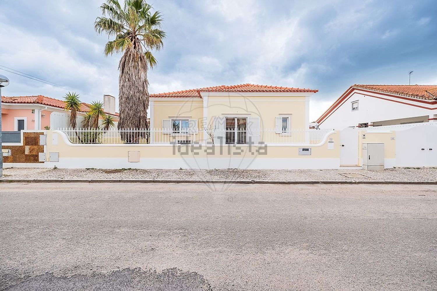 小楼房或独栋别墅出售在Rua Jorge Peixinho - 外立面