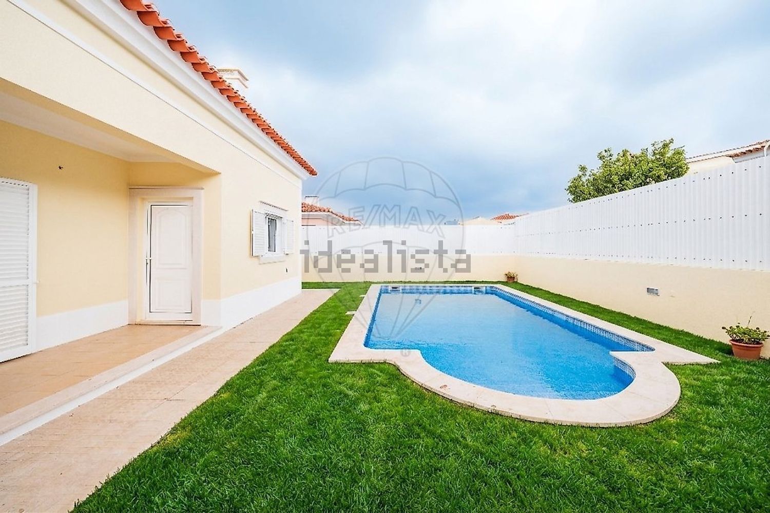 小楼房或独栋别墅出售在Rua Jorge Peixinho - 游泳池