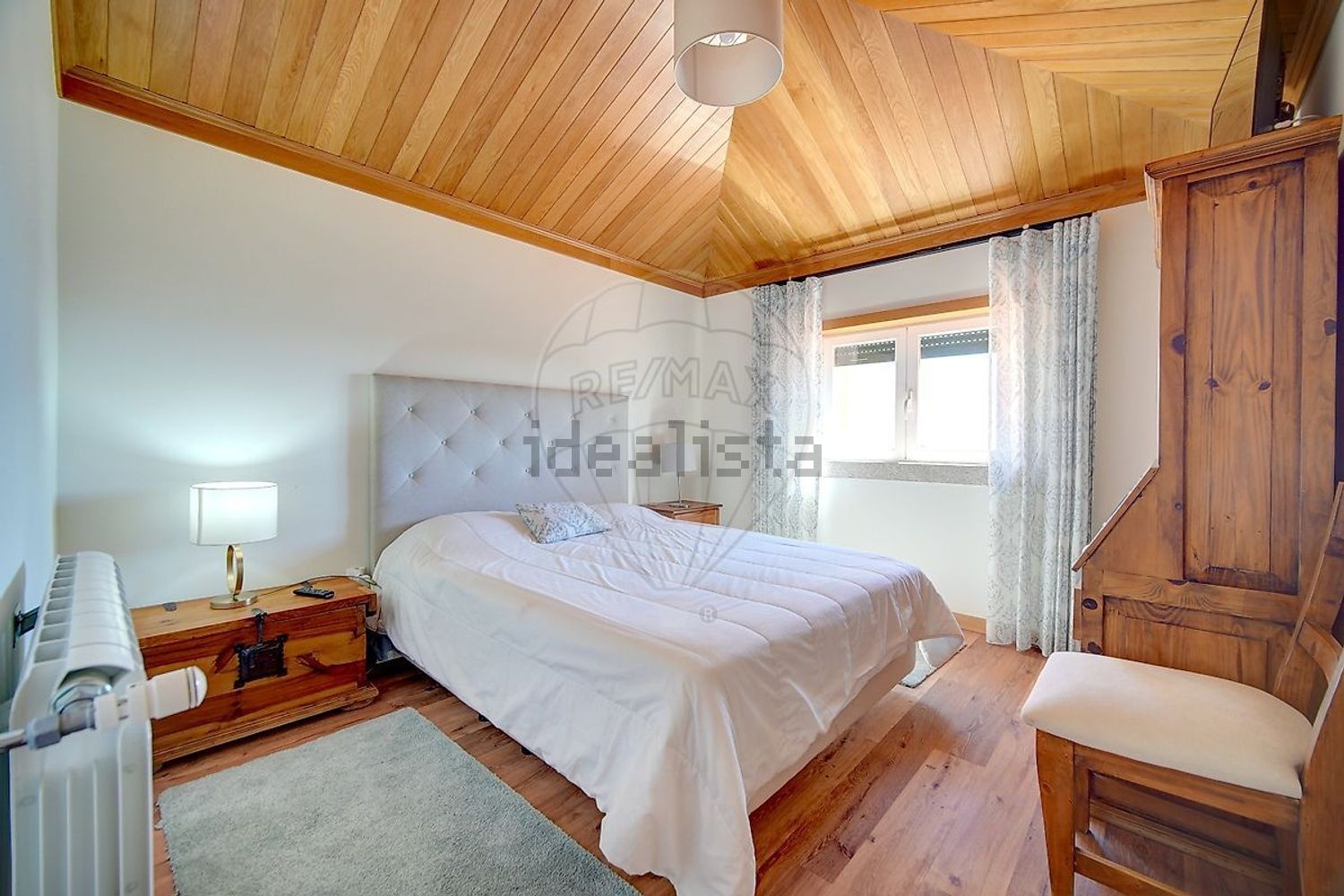 小楼房或独栋别墅出售在São Quintino - 卧室