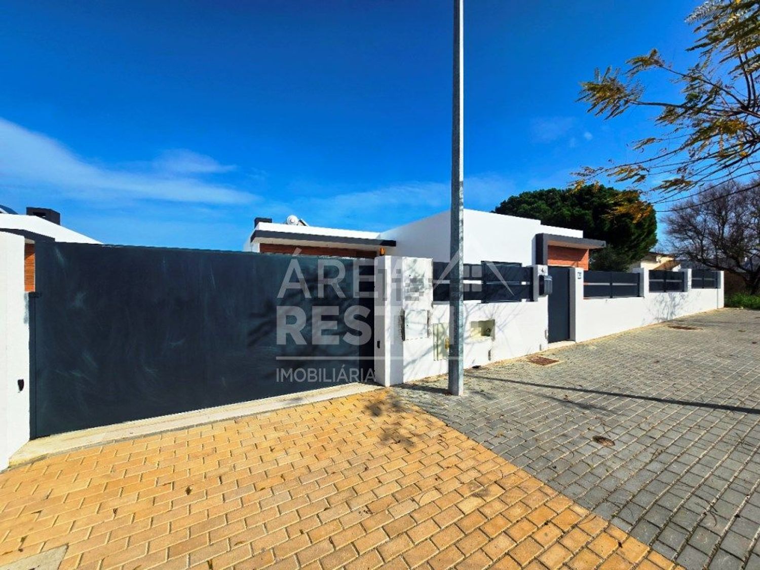 小楼房或独栋别墅出售在Rua Nova da Jardia - 外立面