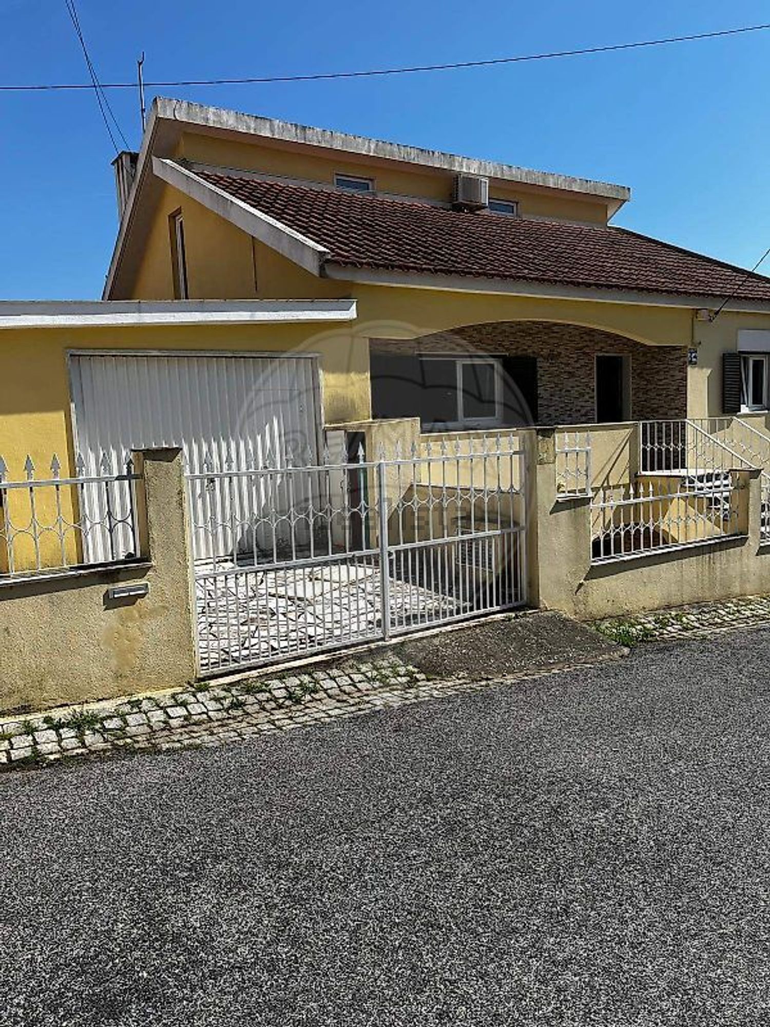 小楼房或独栋别墅出售在Rua Furnas - 外立面