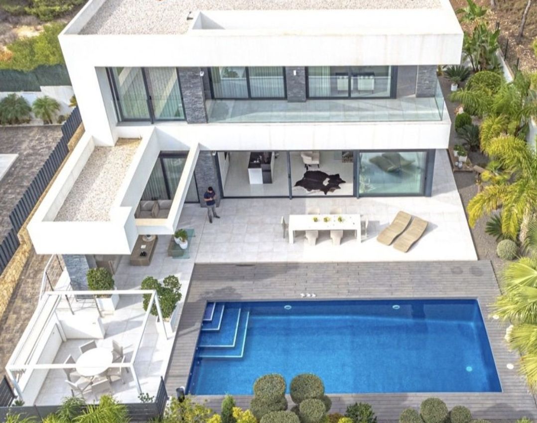 小楼房或独栋别墅出售在Tires