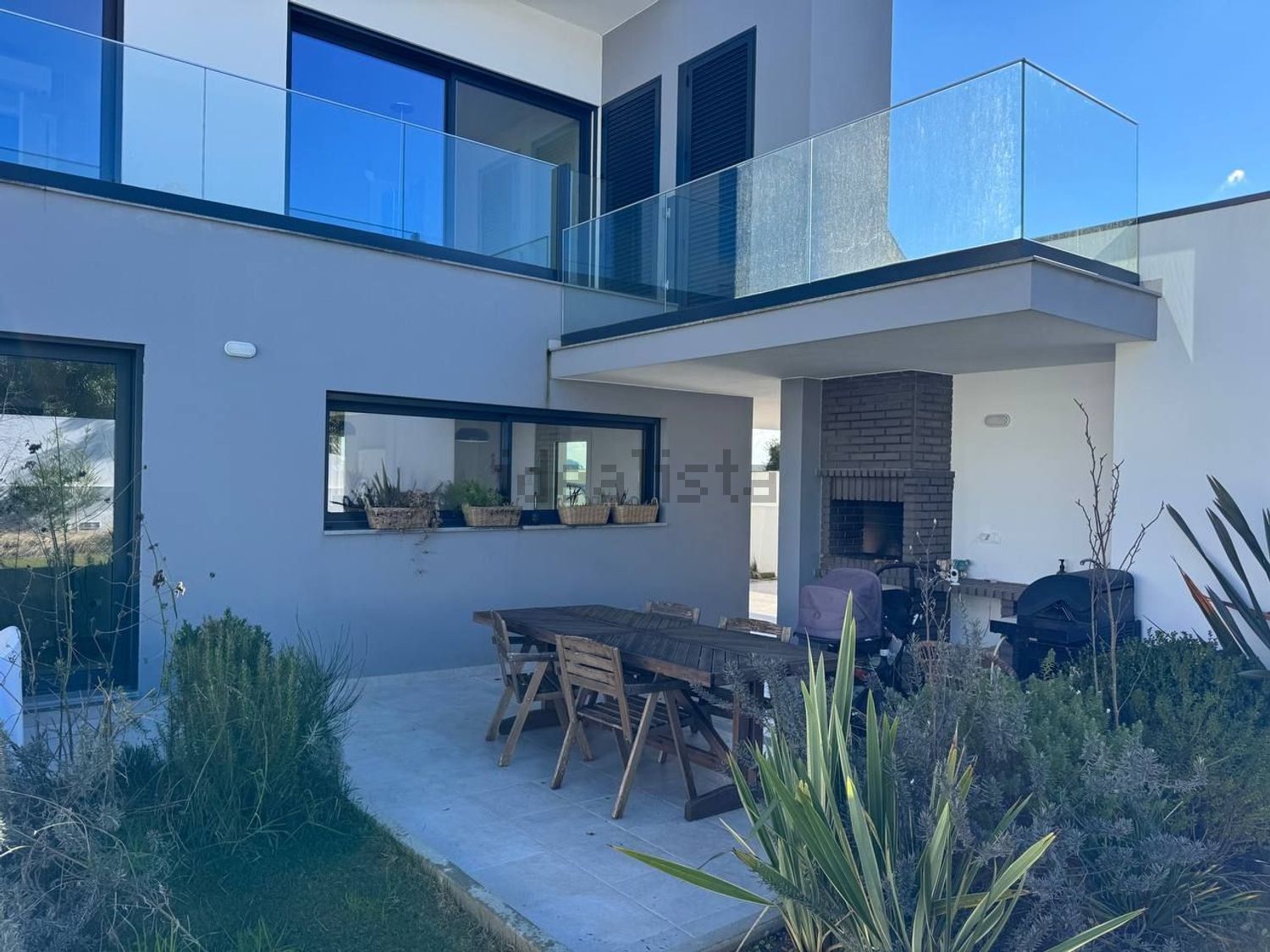 小楼房或独栋别墅出售在Avenida Movimento das Forças Armadas, 8 - 外立面