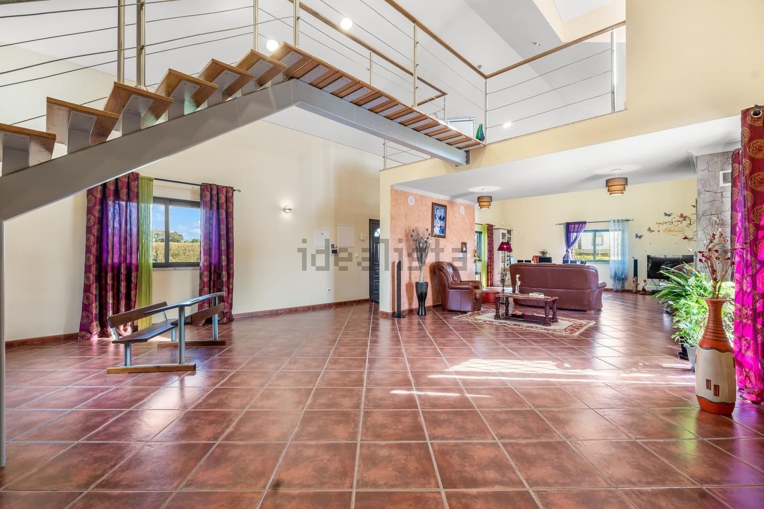 小楼房或独栋别墅出售N10 - 客厅