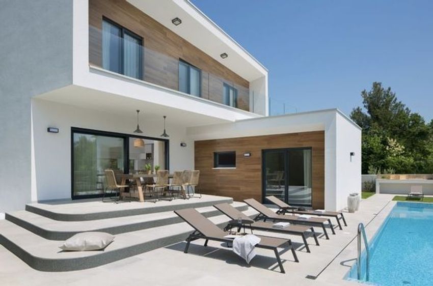 小楼房或独栋别墅出售在Tires