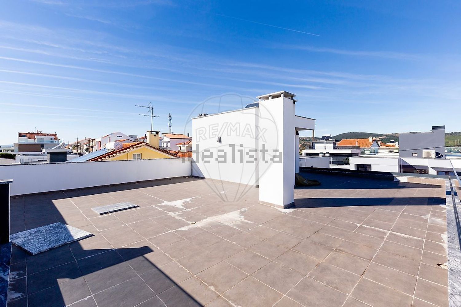 小楼房或独栋别墅出售在Rua e - 阳台