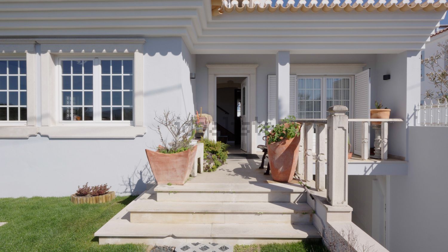 小楼房或独栋别墅出售在Estrada da Tomadia s/n - 外立面