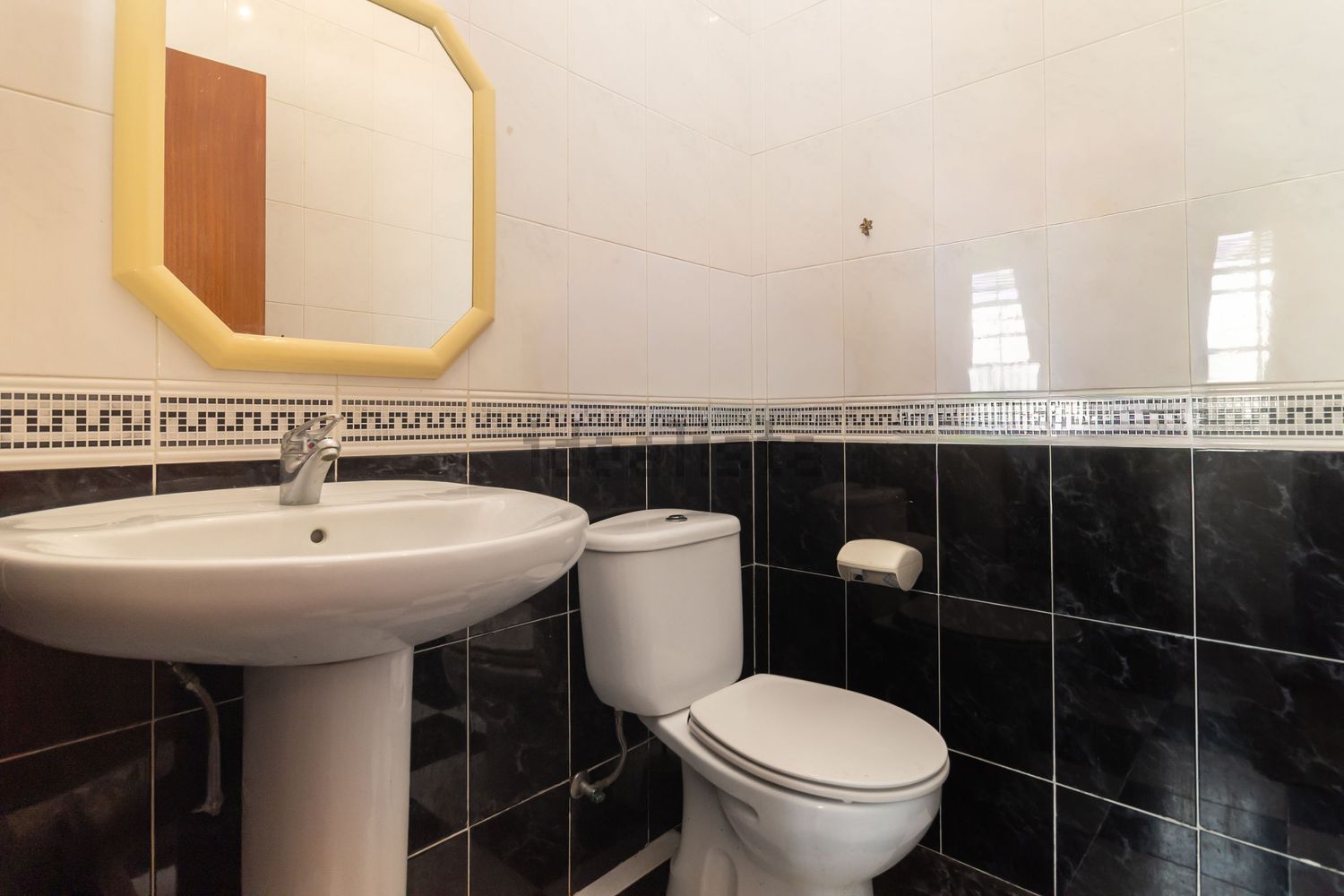 小楼房或独栋别墅出售在Avenida Padre Nabeto - 卫生间