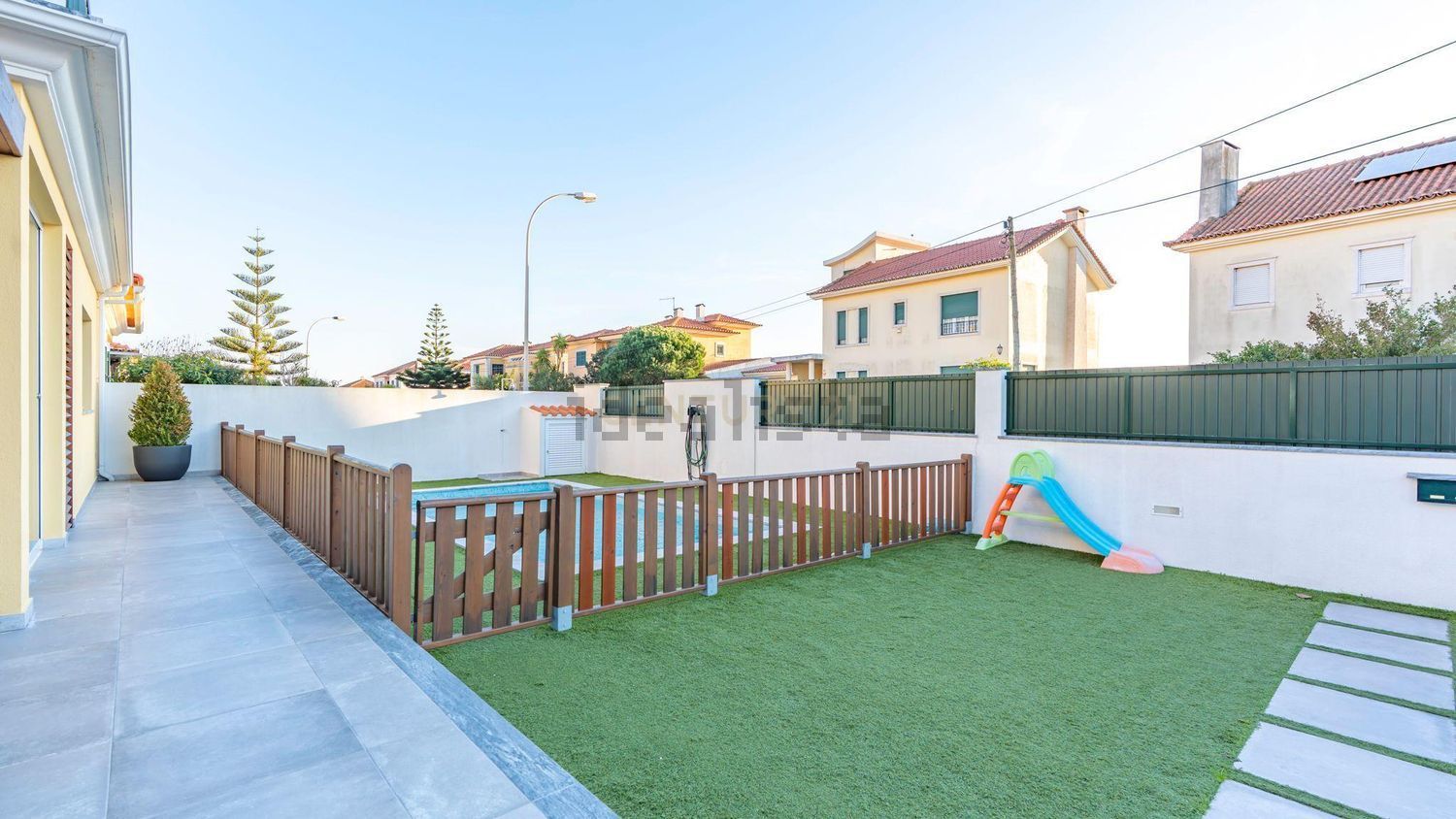 小楼房或独栋别墅出售在Avenida Engenheiro Arantes e Oliveira, 4 - 外立面