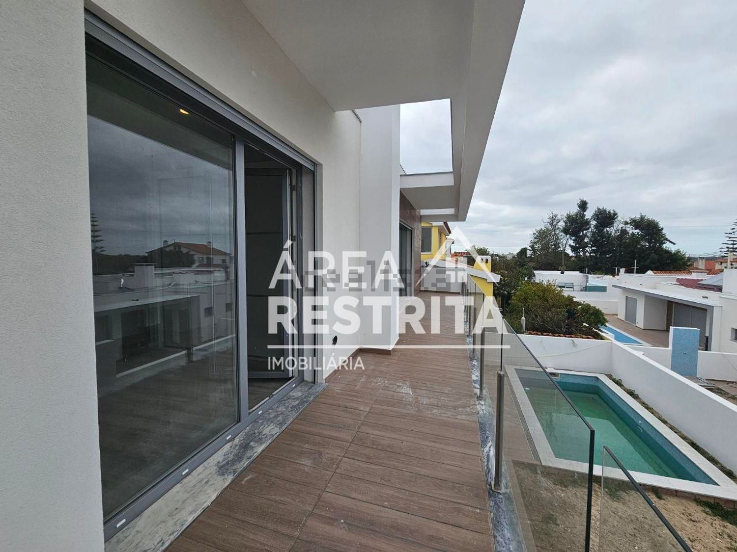 小楼房或独栋别墅出售在Vale de Choupos - Choilo - Galeotas - 阳台