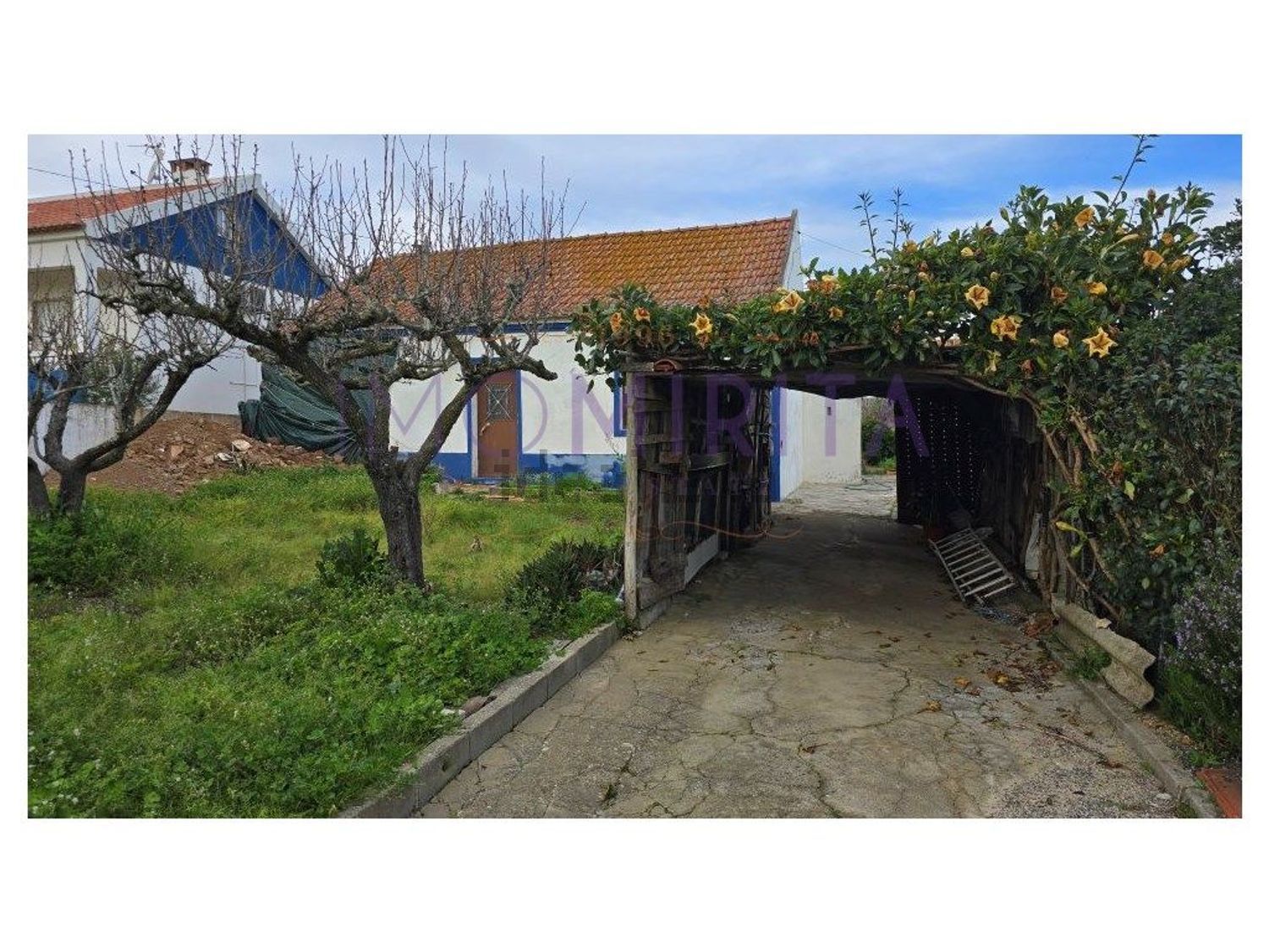 小楼房或独栋别墅出售在Rua do Chafariz - 前厅