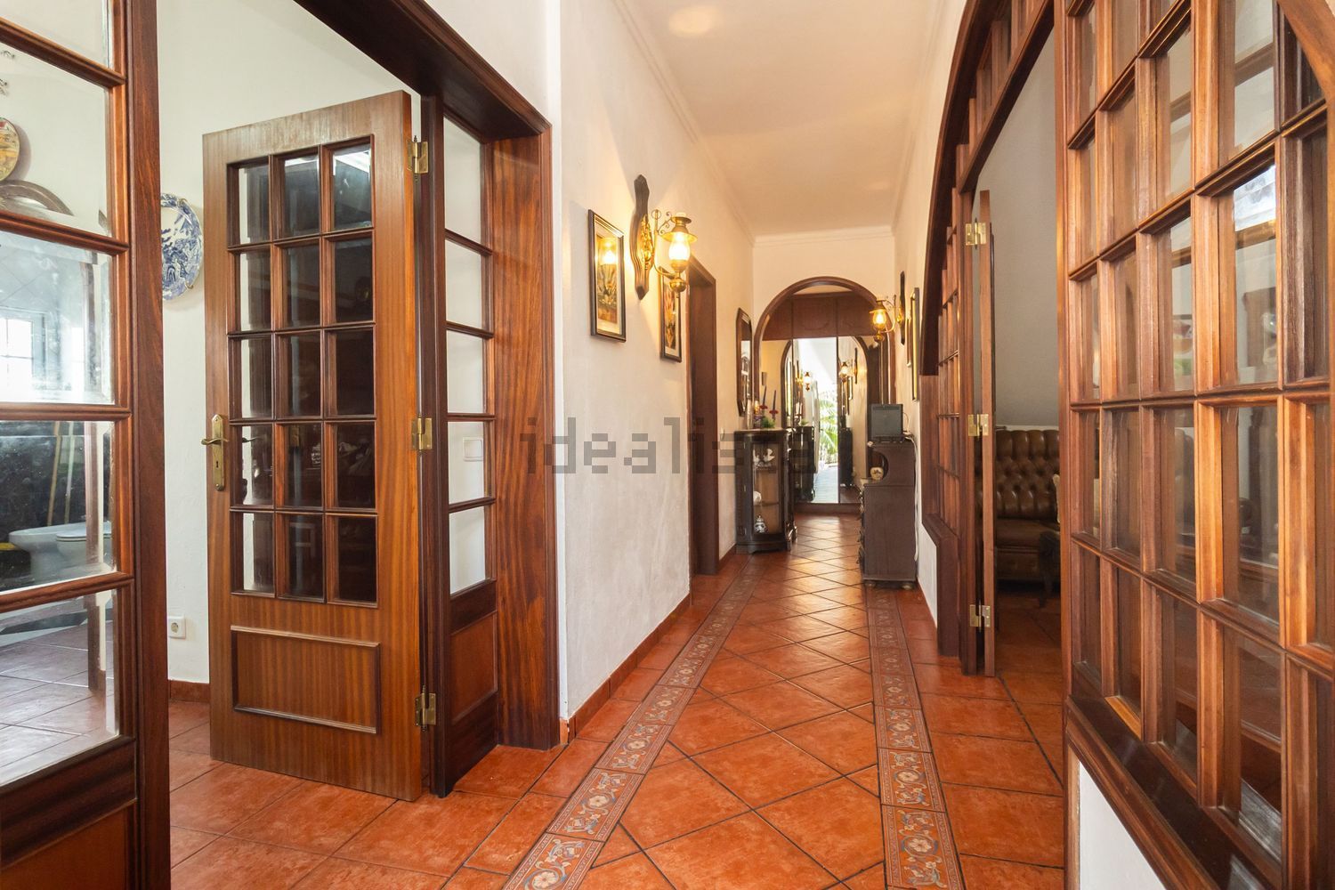 小楼房或独栋别墅出售在Avenida Padre Nabeto - 过道