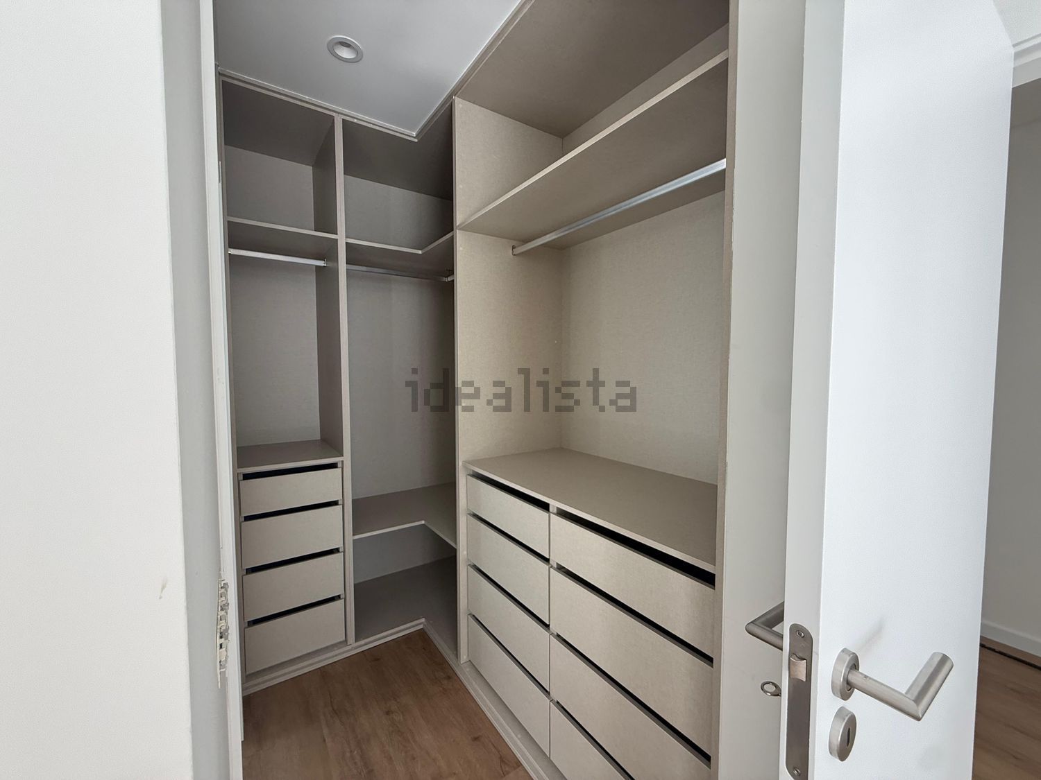 双拼别墅出售在Avenida Raul Brandão, 8 - 试衣间