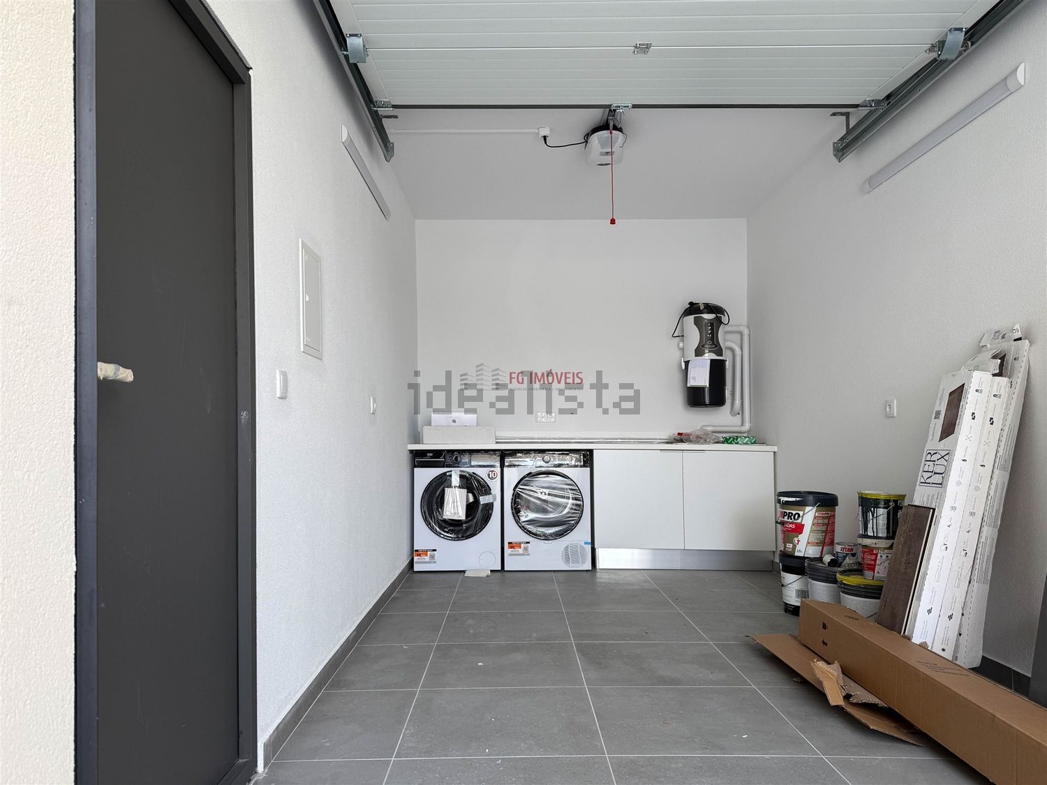 小楼房或独栋别墅出售在Rua das Olaias - 停车位